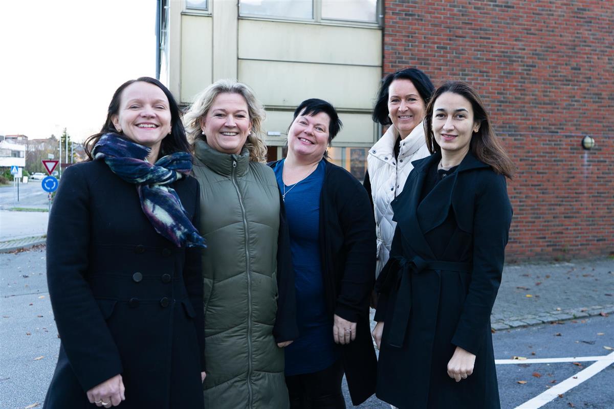 De 5 damene som jobber på Familiesenteret - Klikk for stort bilete