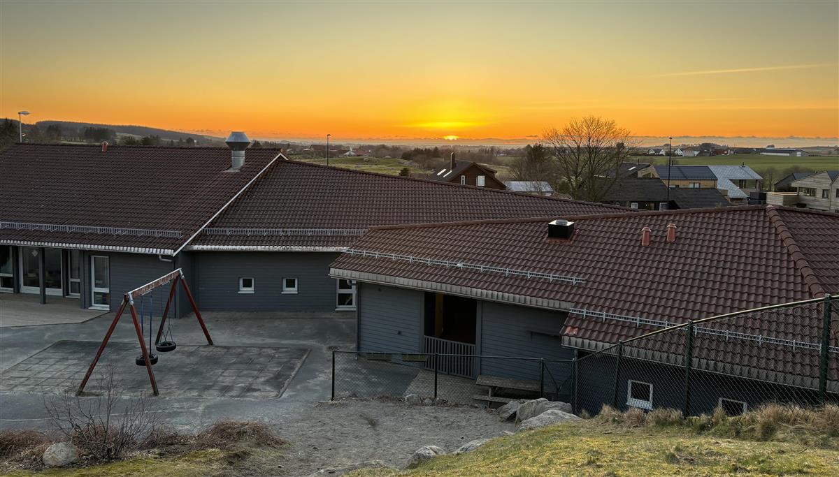 Undheim barnehage i solnedgang - Klikk for stort bilete
