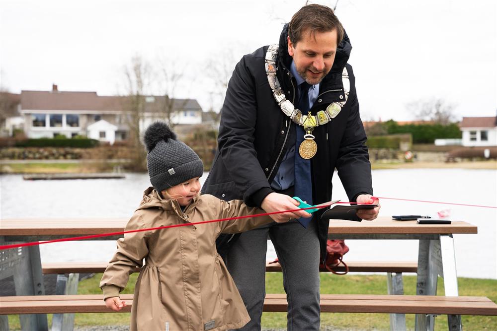 Ordførar klipper snor - Klikk for stort bilete