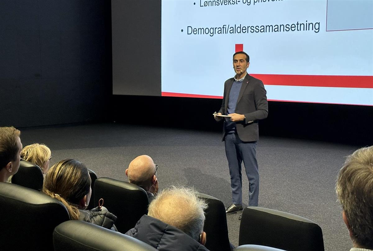 Økonomisjef Sami Munawar under presentasjonen av kommunedirektøren sitt forslag til budsjett 2026 og handlings- og økonomiplan for 2026-2029 på Bryne Kino - Klikk for stort bilete