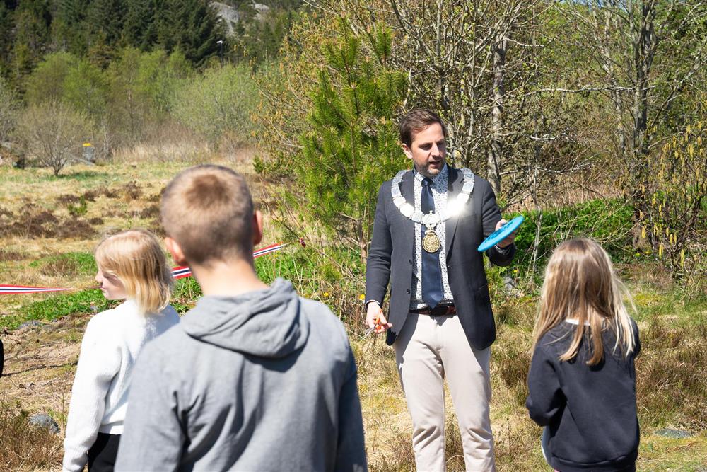 ordfører med frisbee - Klikk for stort bilete