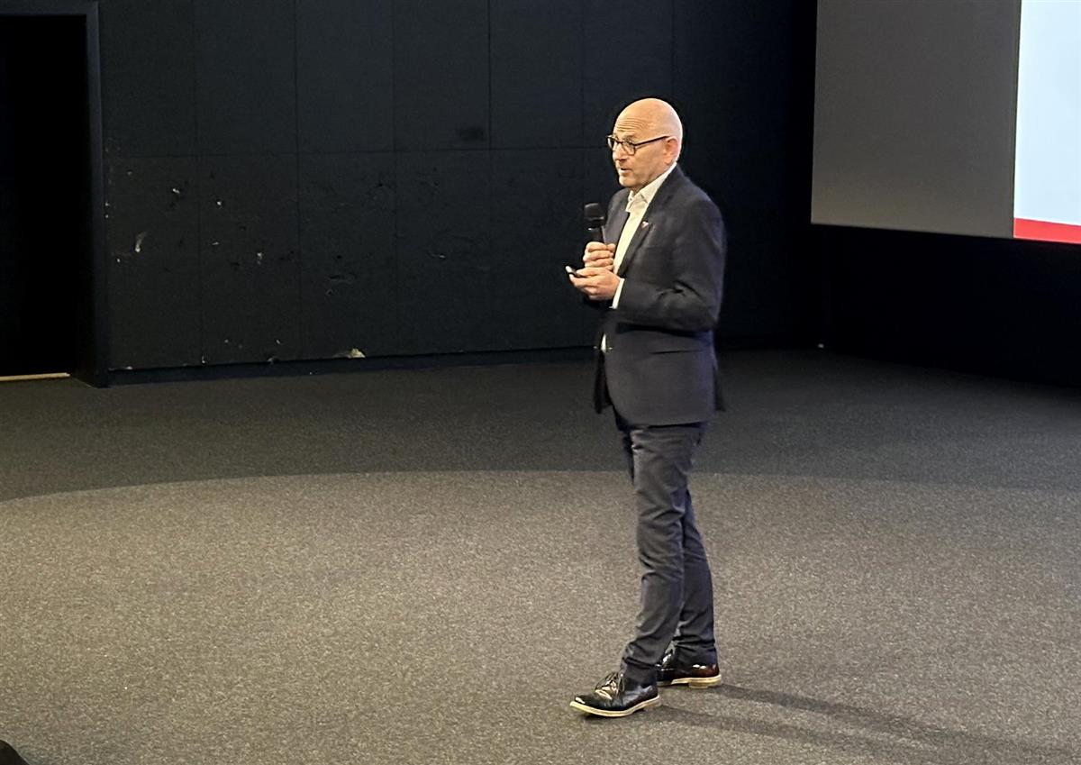 Kommunedirektør Trygve Apeland legg fram sitt forslag til budsjett 2026 og handlings- og økonomiplan for 2026-2029 på Bryne Kino - Klikk for stort bilete