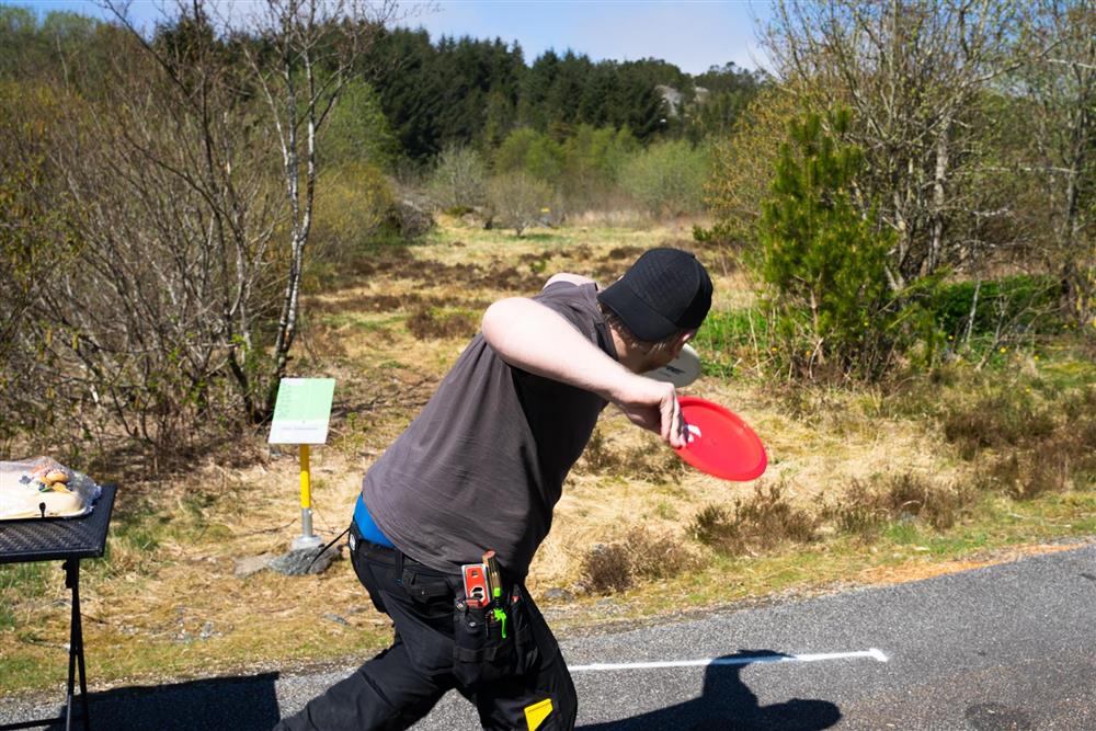 mann kaster frisbee - Klikk for stort bilete