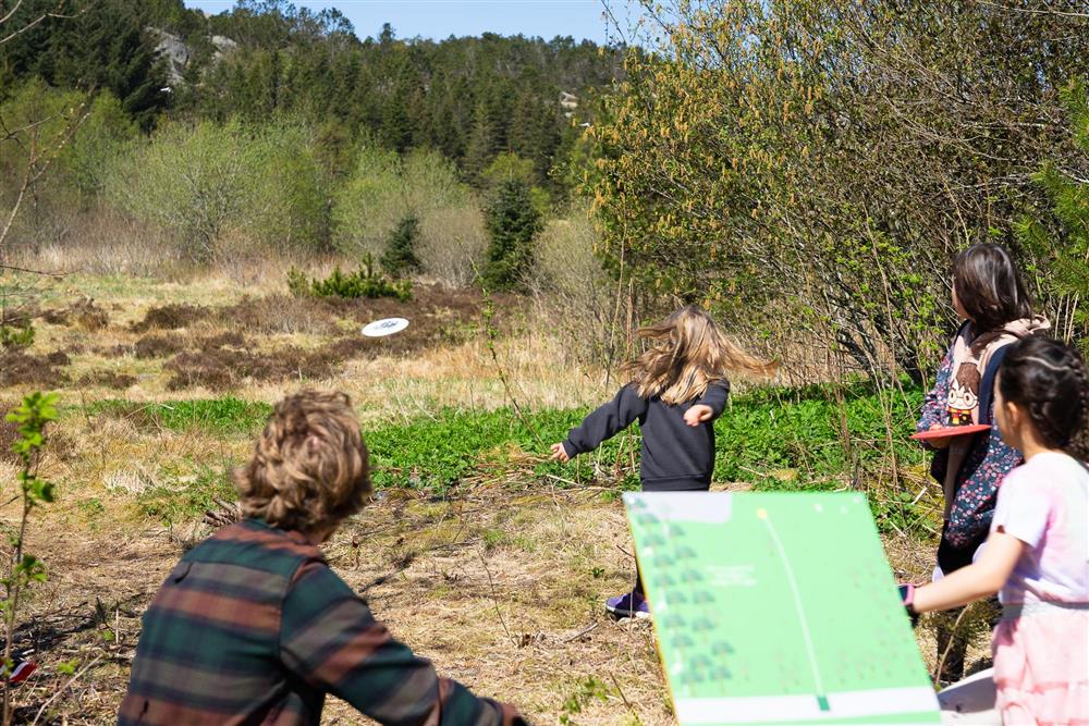 Jente kaster frisbee - Klikk for stort bilete