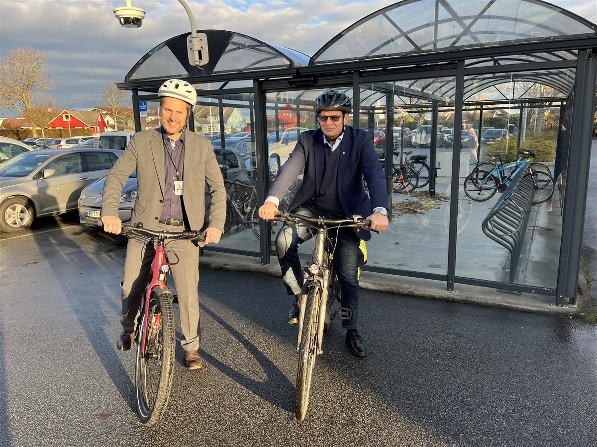 Ordførar i Time, Andreas Vollsund, og ordførar i Klepp, Kjetil Maudal, på sykkel - Klikk for stort bilete