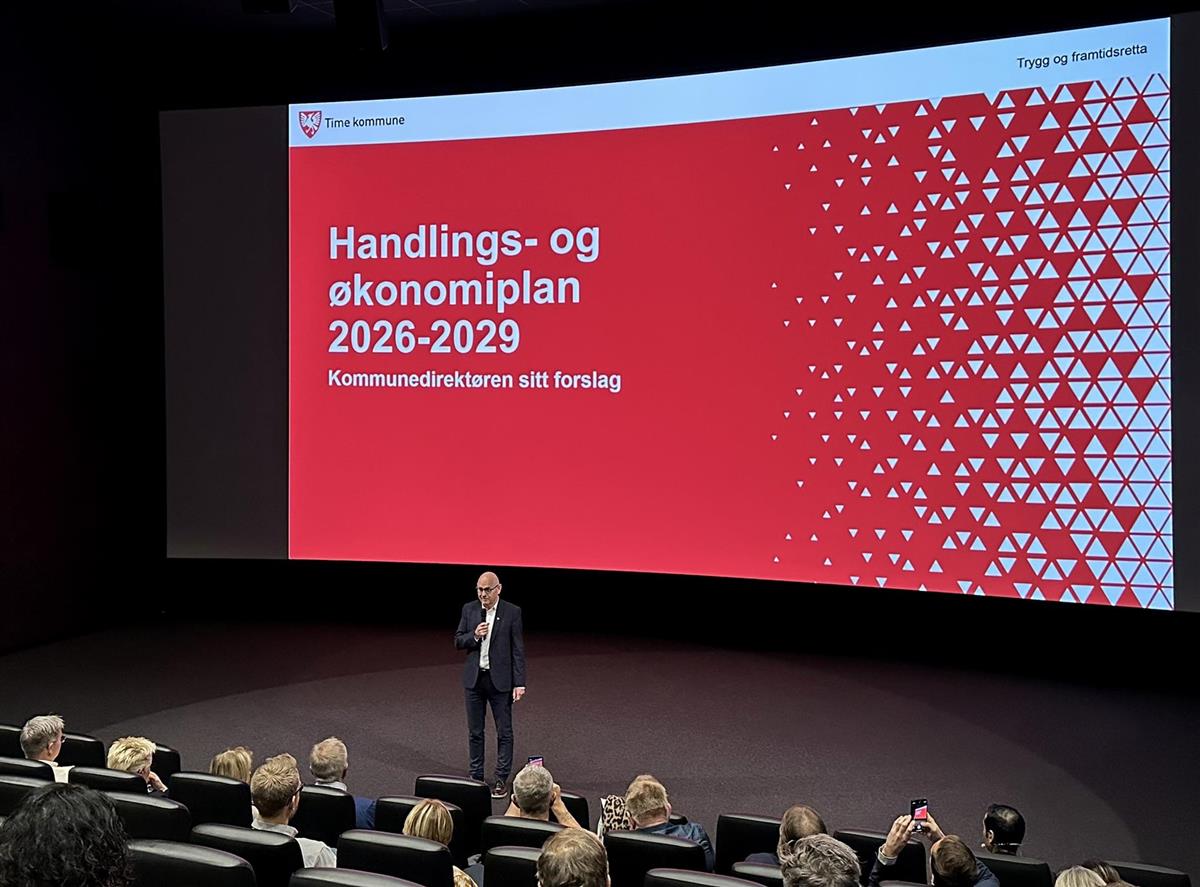 Kommunedirektør Trygve Apeland legg fram sitt forslag til budsjett 2026 og handlings- og økonomiplan for 2026-2029 på Bryne Kino - Klikk for stort bilete