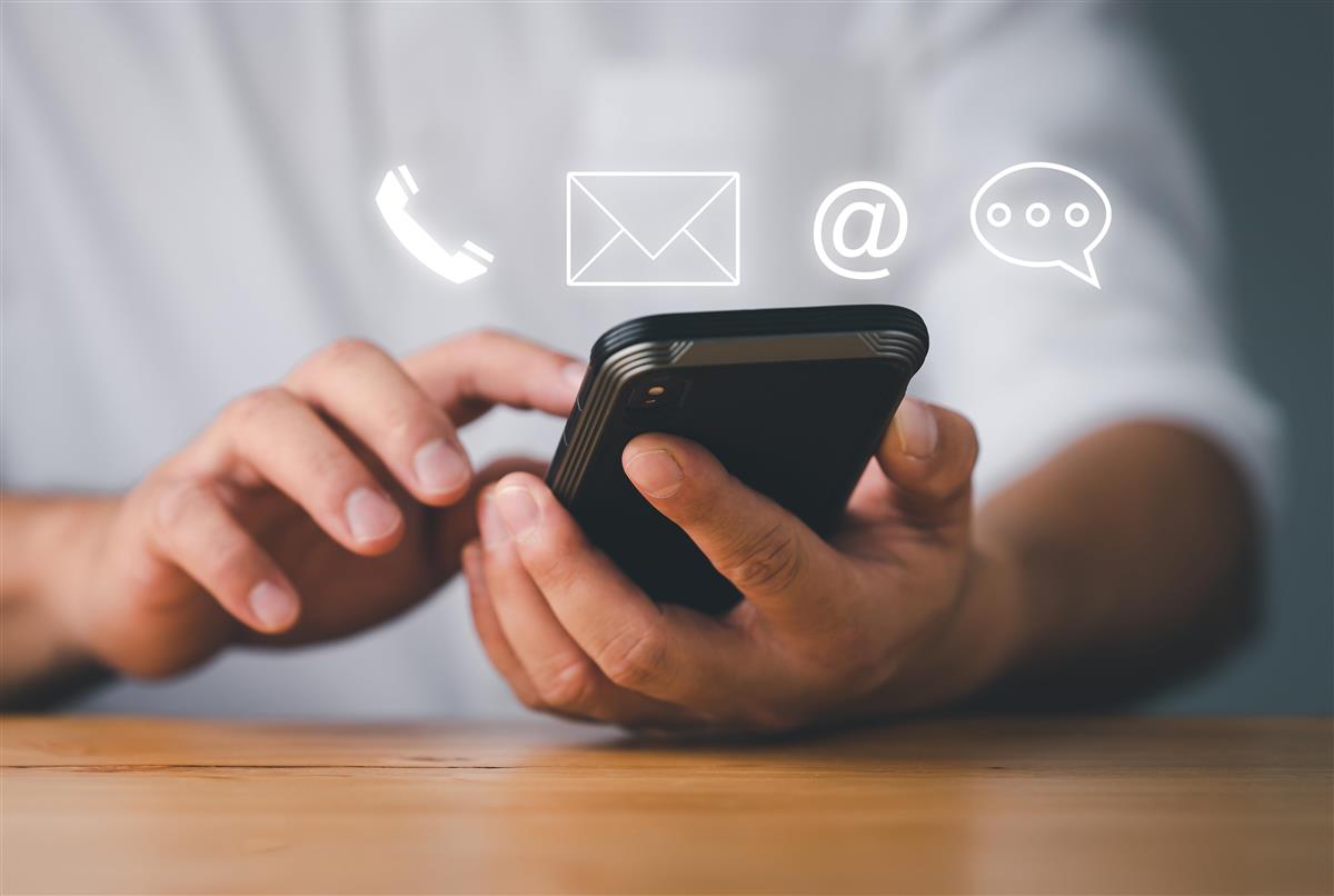 Illustrasjon av person med mobiltelefon i hendene - Klikk for stort bilete