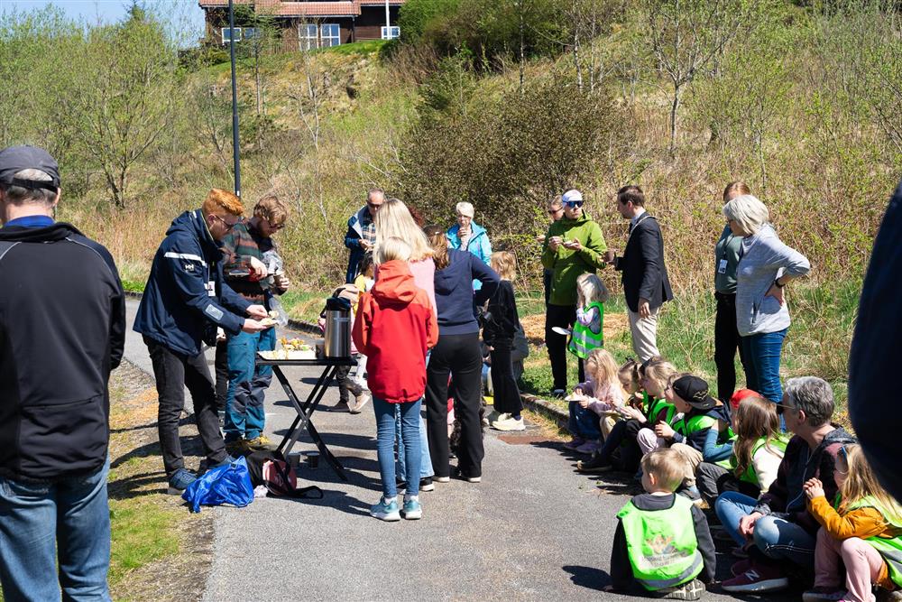 folk spiser kake - Klikk for stort bilete