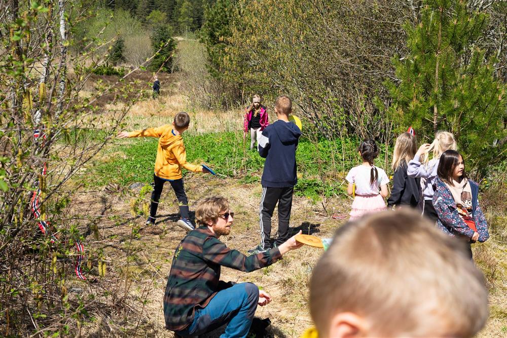 Gutt kaster frisbee - Klikk for stort bilete