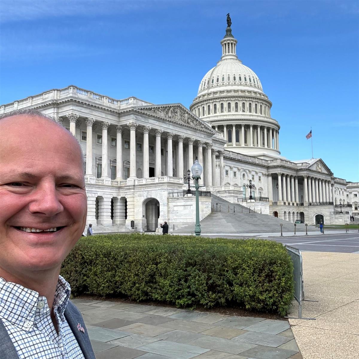 Ketil Solvik-Olsen foran kongressbygninga i Washington, USA - Klikk for stort bilete